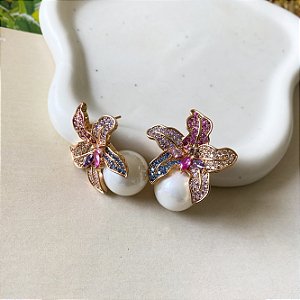 Brinco orquídea cravejada com detalhe em pérola