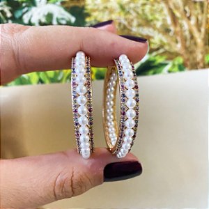 Brinco argola cravejada em zircônias e pérolas