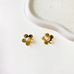 Brinco flor com miolo em pérola