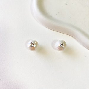 Brinco pérola shell com detalhe em ponto de luz