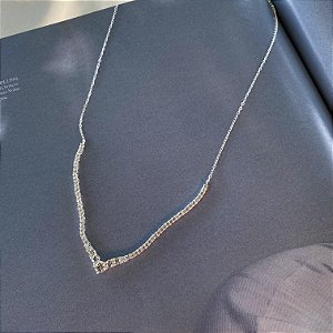 Colar V cravejado em zircônias