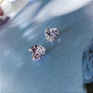 Brinco ponto de luz coração em zircônia