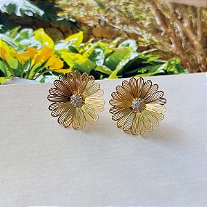 Brinco flor com zircônia banho ouro