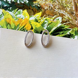 Brinco Oval Ródio Branco com Zircônia