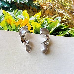 Brinco Espiral Acetinado Banho Ródio Branco