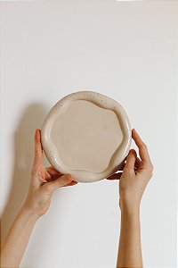 Bandeja orgânica com detalhes em granilite