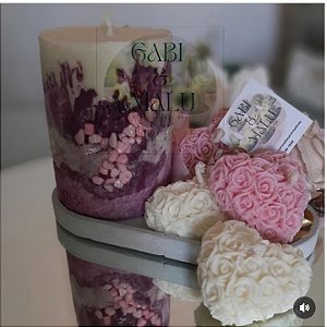 Vela aromática em base de concreto marmorizado violeta