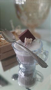 Vela aromática em xícara em grãos de café ou achocolatado
