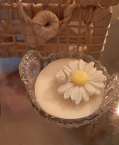 Kit de caixa de palha pequena  com vela margarida