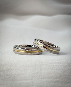 Par de Aliança Aço Recartilhada com filete ouro
