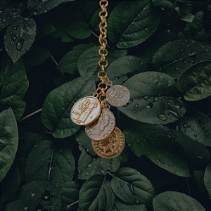 COLAR LONGO GRAVATA  MOEDAS - DOURADO / PRATEADO - ( ESMALTADO )