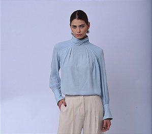 Camisa em Crepe Gola Alta