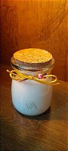 Vela Aromática na Leiteirinha de Vidro 90g – Charme rústico e fragrância acolhedora
