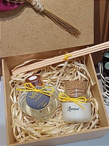 Kit Aromático Deluxe – Aromatizador 50ml, Mini Vela 40g e Caixa MDF com Lapela
