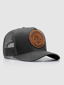 Boné Trucker Brasão Cinza Patch Caramelo MVCK