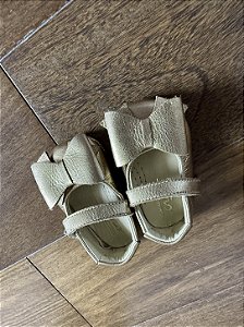 Sapatinho dourado bebe - até uns 9 meses