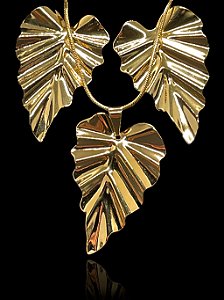 Conjunto de Brincos e Pingente em formato de Folhas com Dobraduras