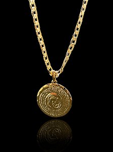 Corrente Elo Grumet 50 cm, com Pingente em formato de Medalha com detalhe de Oração e Mãe com Bebê