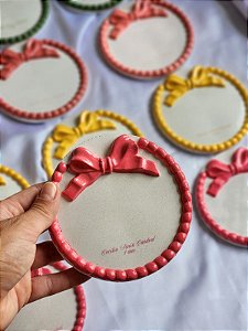 Porta Joia do dia -Laço em cimento branco - escrita + borda colorida