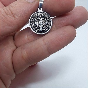 Pingente Aço Inox MEDALHA SÃO BENTO 2CM RELEVO PRATA E PRETO