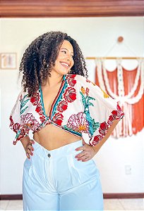 CROPPED MORCEGO - PRAIA URBANA -OFF COM DETALHES COLORIDOS - VISCOSE PRÉ LAVADO