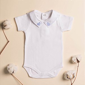 Body Bebê Menino Gola Bordada Manga Curta Branco Suedine 100% Algodão