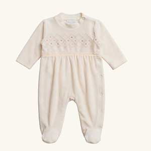 Macacão Bebê Bordado Chic Plush Premium