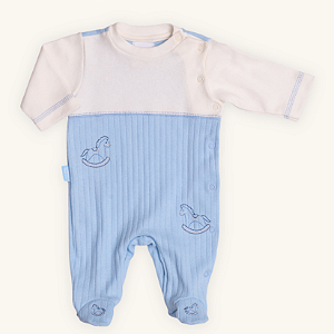 Macacão Bebê Menino Cavalo de Pau Bordado Suedine Premium 100% Algodão