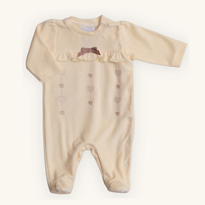 Macacão Bebê Menina Plush Premium Cru Bordado Laço Babado