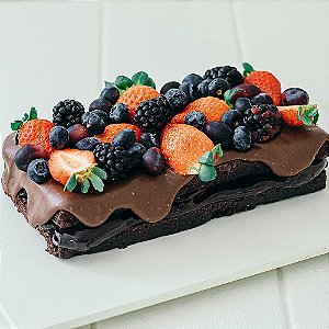 Brownie Cake de Brigadeiro com Frutas Vermelhas