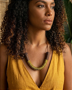 Colar Artesanal Linhas Grossas Marrom e Dourado