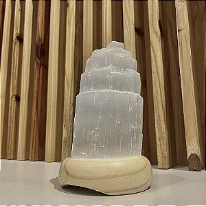Luminária Selenita Bruta 18cm - Base de Madeira Clara - Bivolt