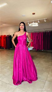 Vestido longo fucsia ombro unico detalhe nas costas com armação na saia