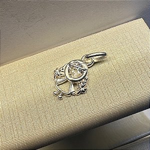 Pingente Menina Trança