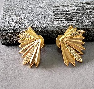 Brinco leque com detalhe cravejado de micro zircôni cristal (BANHADO A OURO 18K)