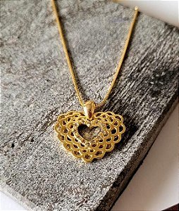 Corrente/Pingente de coração com texturas vazada e coração vazado central (BANHO DE OURO 18K)
