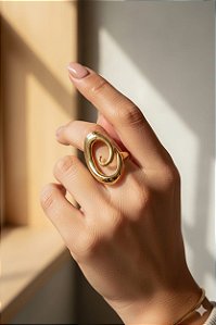 Anel oval e detalhe de caracol vazado no topo (BANHADO A OURO 18K)