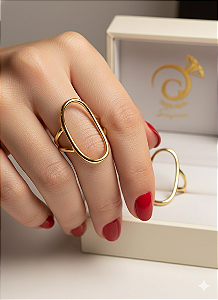 Anel aro fino con dois aro na lateral e detalhe oval vazado no topo (BANHADO A OURO 18K)