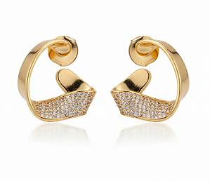 Argola orgânica aro chato parte cravejada de micro zircônia (BANHADO A OURO 18K)