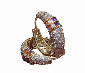 Argola aro grosso cravejada micro zircônia cristal e mix de pedras coloridas (BANHADO A OURO 18k)