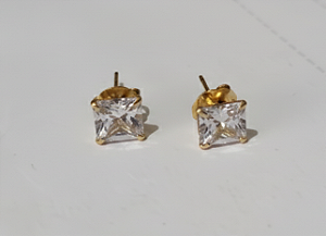 Brinco ponto de luz quadrado cristal (BANHADO A OURO 18K)