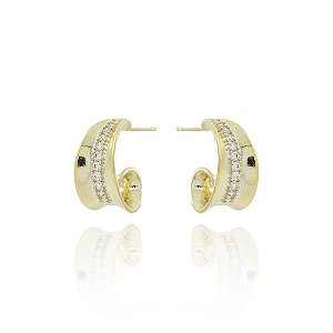 Brinco Meia Argola Detalhada Cravejada Com Zircônias Cristais (BANHADO A OURO 18K)