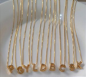 Corrente com pingente de mini ''LETRA" cravejada (BANHADO A OURO 18K)