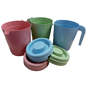 Kit 3 Jarras Plásticas 1,8 Litros Com Tampa – Resistente e Prática (Cores Sortidas)