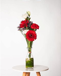 ARRANJO REFINADO PEQUENO- GÉRBERAS VERMELHAS, LIZIANTHUS BRANCO NA JARRA DE VIDRO