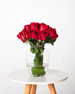 BUQUÊ ELEGANCE-ROSAS VERMELHAS NACIONAL TIPO EXPORTAÇÃO NO VASO DE VIDRO COM FOLHAGENS DE CANOA