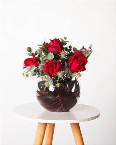BUQUÊ ELEGANCE-ROSAS VERMELHAS E EUCALIPTO NO VASO DE VIDRO COM FOLHAGENS DE DRACENA