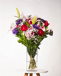 BUQUÊ PREMIUM - LIZIANTHUS ROXO ROSAS VERMELHAS E LÍRIOS ROSAS