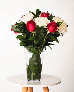 BUQUÊ PREMIUM -7 ROSAS VERMELHAS E 7 ANASTASIAS BRANCAS E FOLHAGENS DE RUCUS