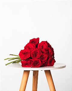 BUQUÊ COM 12 ROSAS VERMELHAS COLOMBIANAS